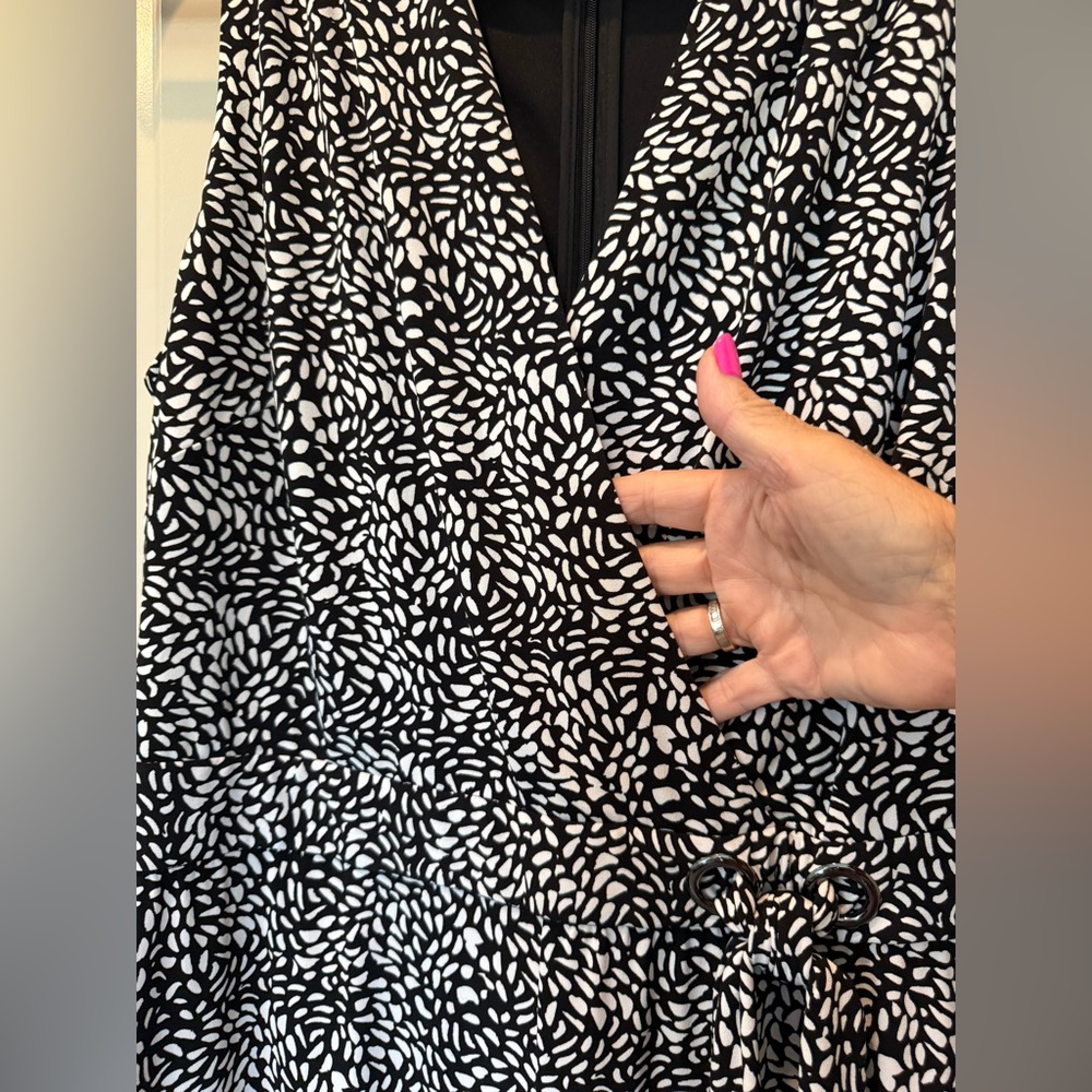 Super popular jumpsuit. Feminine features. Size 10/12 M - Picture 9 of 12